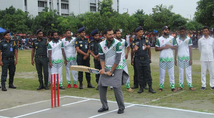 কারাগারে বন্দিদের সঙ্গে খেললেন মাশরাফি